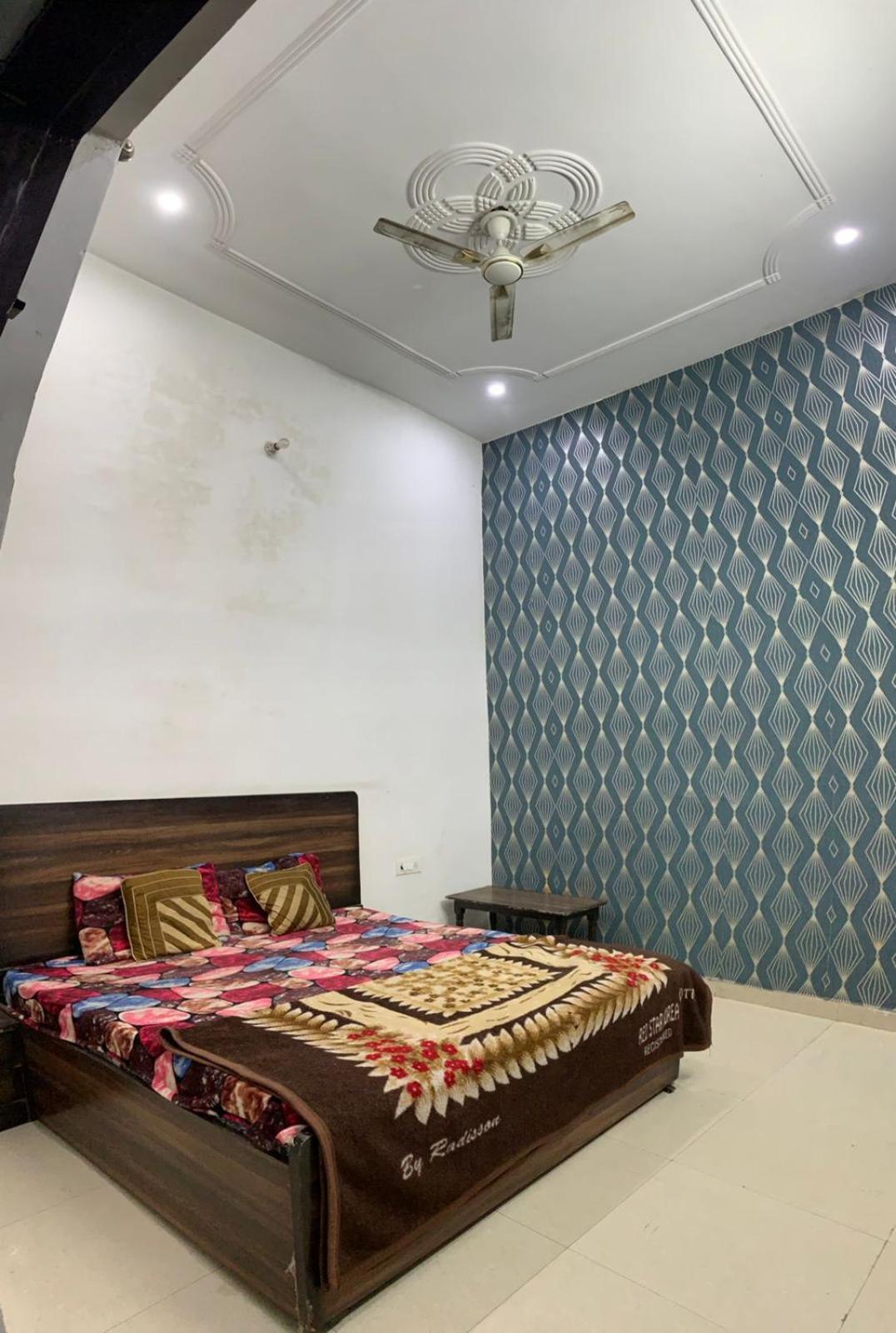 Hotel Indira Palace Vrindāvan Екстериор снимка