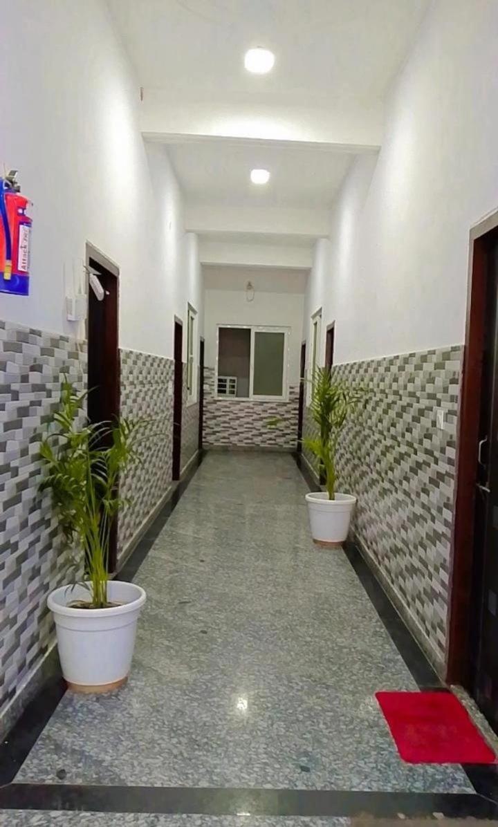 Hotel Indira Palace Vrindāvan Екстериор снимка