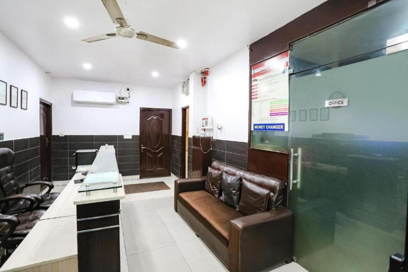 Hotel Indira Palace Vrindāvan Екстериор снимка